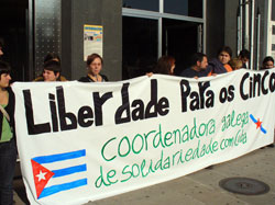 Concentracion no consulado norteamericano da Coruña para reclamar a liberdade dos Cinco