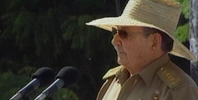 Raul avisou no comezo do seu discurso no Moncada, que ao verde oliva do uniforme de xeneral da Revolución acaíalle o chapeu Mambí.