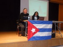 Na fotografía, Valentín Alvite, presidente da Asociación de Amizade Galego-Cubana “Francisco Villamil”, presenta en compostela á doutora Yailenis Mulet.