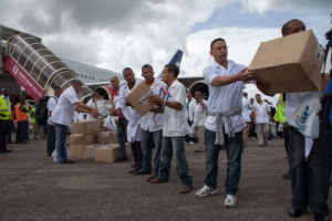 Os primeiros integrantes da equipa de 165 médicos e médicas cubanos, descargan medicamentos e material recén chegados a Freetown para axudaren na loita contra o Ébola, na Serra Leona