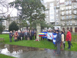 Amigos de Cuba, representantes do Corpo Consular e Cubanos residentes. recordan a Martí en Vigo, arredor do seu monumento.