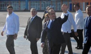 Hollande é o primeiro mandatario da UE que visita Cuba e recibe a honra de ser despedido polo presidente ao pé do avión.