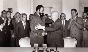 Fidel con Kruschev. O cerco dos EUA á Revolución Cubana comeza antes da relación entre a illa e a URSS.