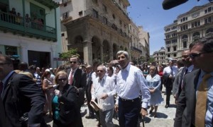 O ministro de Estado de EUA, visitou Habana Velha da man de Eusebio Leal