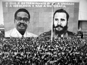 As imaxes de Agostinho Neto e Fidel acompañan a histórica celebración en Luanda do fin da guerra contra o colonialismo racista.