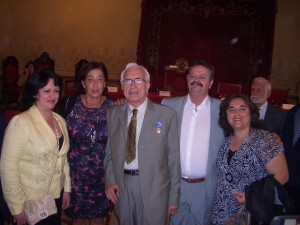 Neira Vilas felicitado por amigas e amigos da "Francisco Villamil ao recibir a Medalla Alejo Carpentier, outorgada polo Consello de Estado de Cuba en 2011 en Compostela. 