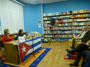 Cristina Escobar falou en Vigo e Compostela. A foto corresponde súa intervención na libraría Andel de Vigo