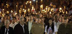 Raúl e Mujica na cabeza da marcha por Martí, rodeados pola mocidade.