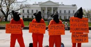 Ptotesta en Washington contra as detencións ilegais na base de Guantánamo.