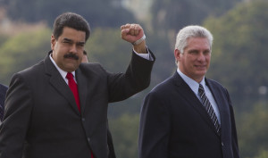 Maduro, acompañado do vicepresidente cubano Diaz Canel, aúdan ao público congregado na Praza da Revolución na Habana.