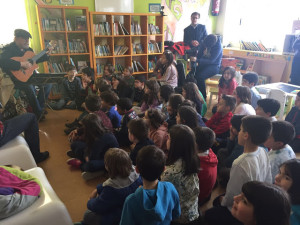 Nenas e nenos da escola pública Sanjurjo de Carricarte, antenden a trova de Silvio Rodríguez. 