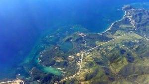 A vizosa beiramar de Quiebra Seca (Guamá) accédese por unha estrada de area entre o Caribe e a Serra Maestra. 