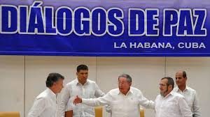 Raúl achega ao presidente colombiano ao xefe de Estado Maior das FARC-EP durante a proclamación do acordo de paz.