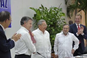Na mesa dos acordos na Habana, Raúl, á beira do Comandante Timoleón Jimenez, chefe do Estado Maior-Geral das FARC-EP, arrodeados de Santos Calderón, presidente de Colômbia, Ban Ki-moon, secretário-geral da ONU e Borge Brende, ministro dos Negócios Estrangeiros do Reino da Noruega. 