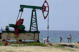 Desde há alguns anos tem sido possível extrair junto à costa, entre Havana e Matanzas, cerca de 80 milhões de barris anuais de um petróleo pesado. A torre da fotografia forma parte do campo. 