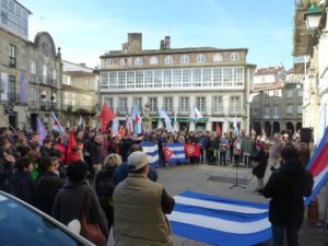 Luz Fandiño lé o seu poema ante as persoas congregadas na Praza do Toural para honrar a memória de Fidel. Á súa dereita, Valentín Alvite, presidente da Asociación de Amizade Galego-Cubana Francisco Villamil.