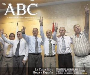 O xornal ABC celebrara en portada no 2010 a chegada dos mesmos disidentes que recomendaría repatriar en decembro de 2014.